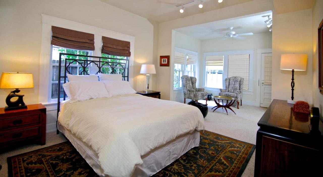 Refuge In The Heart Of Montrose Apartment Houston Bagian luar foto