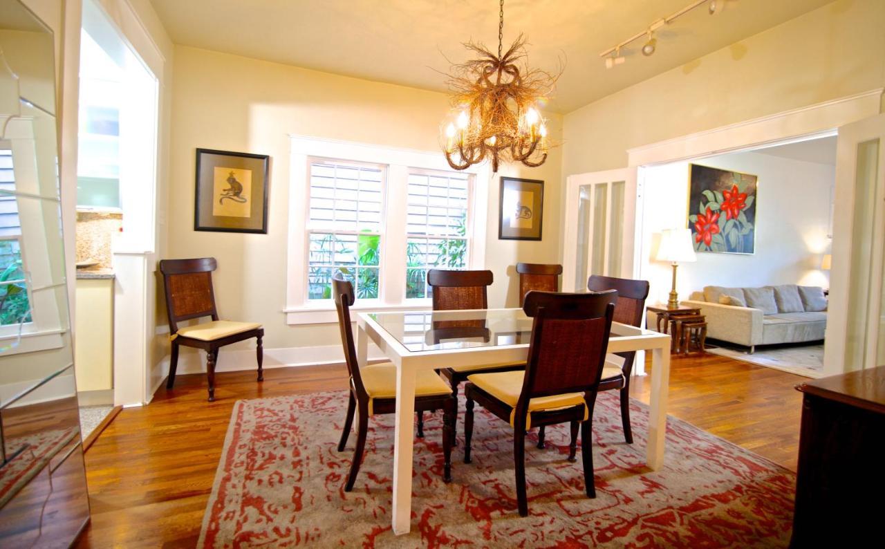 Refuge In The Heart Of Montrose Apartment Houston Bagian luar foto