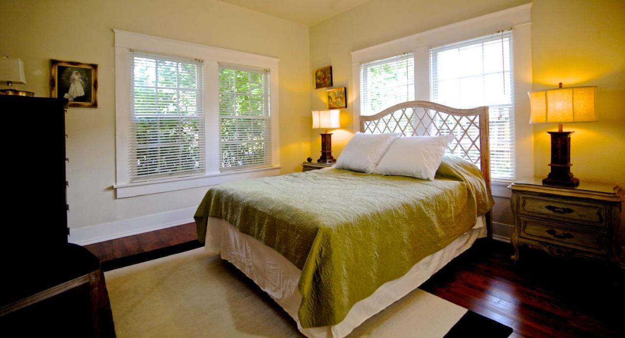 Refuge In The Heart Of Montrose Apartment Houston Bagian luar foto