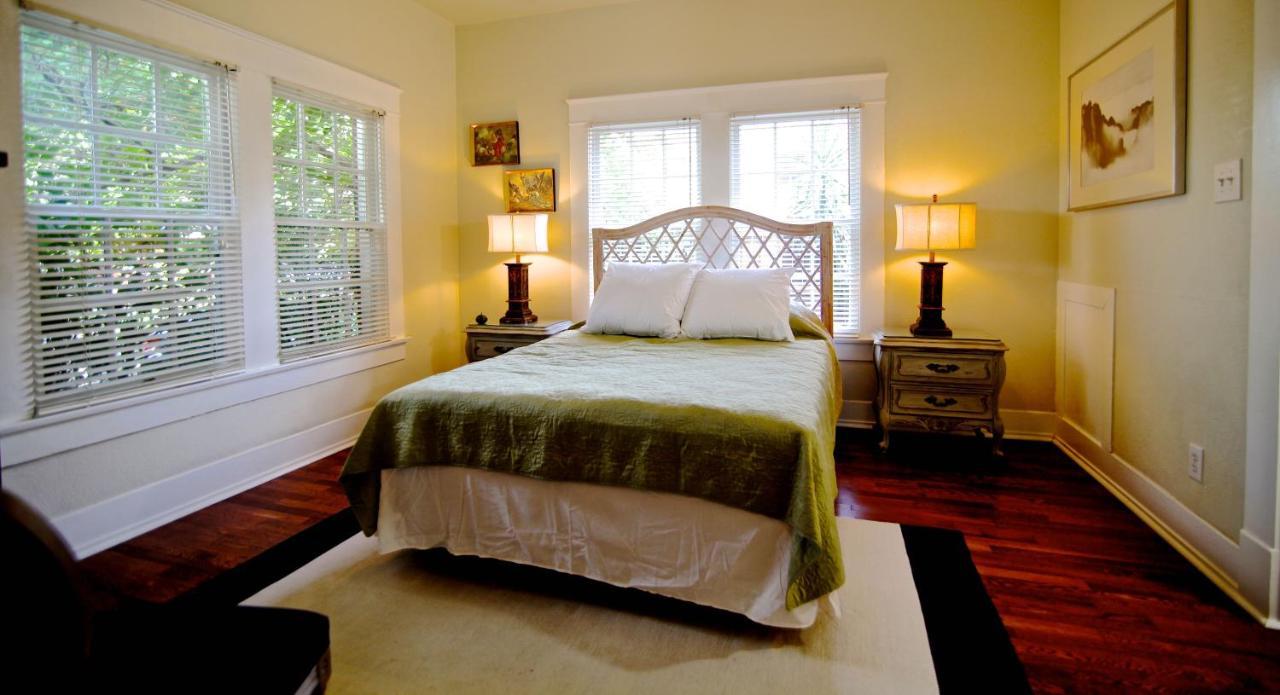 Refuge In The Heart Of Montrose Apartment Houston Bagian luar foto